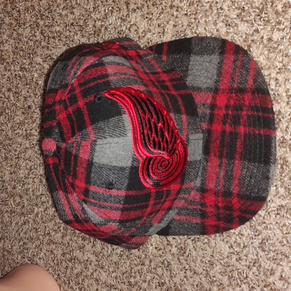 NHL New Era Fits Detroit Red Wings Red/Black/Gray Embroidered Adjustable Cap - Picture 13 of 14